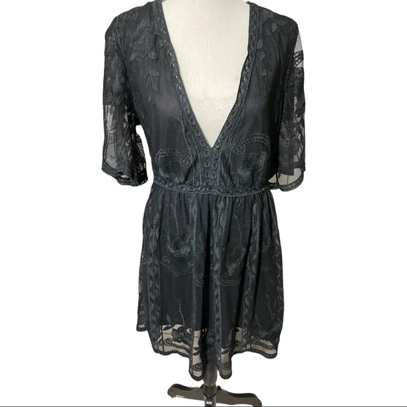 Haute monde lace dress plunge V-neck. Zipper back size Large. Black. - Picture 4 of 12